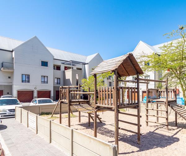 Apartment / Flat For Rent in Parklands, Cape Town
